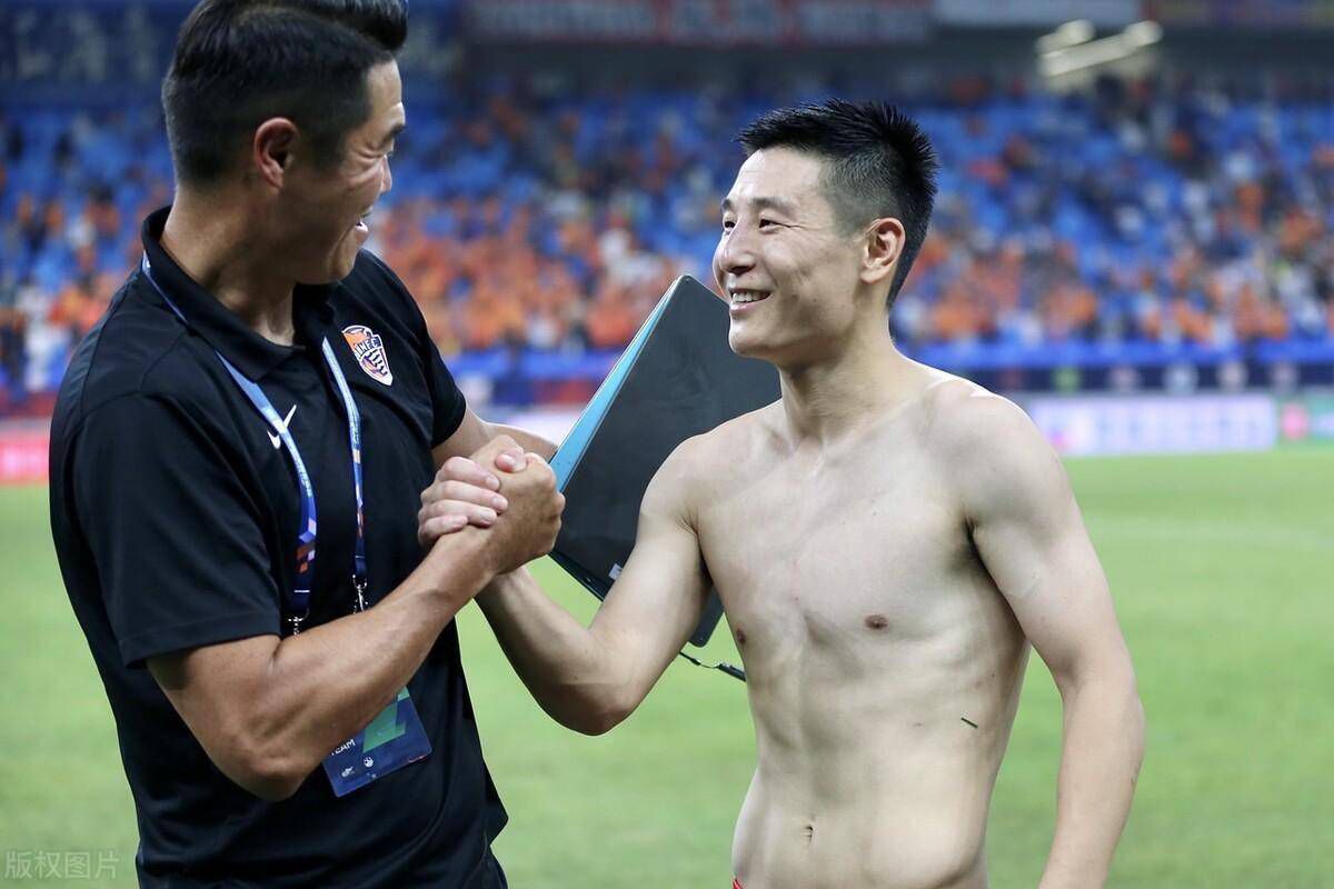 同时，我们也并不因为一个人有那么多的忠诚追随者就认定他必定是好的。